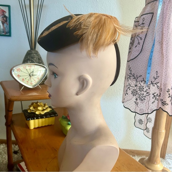 Vintage 1940s Hat l Brown Tilt l Feather l Burlesque Cocktail Costume l 40s - Picture 4 of 8